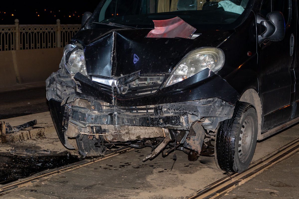 Микроавтобус Opel Vivaro врезался в опору подъемного механизма рельс для поездов Микроавтобус Opel Vivaro врезался в опору подъемного механизма рельс для поездов