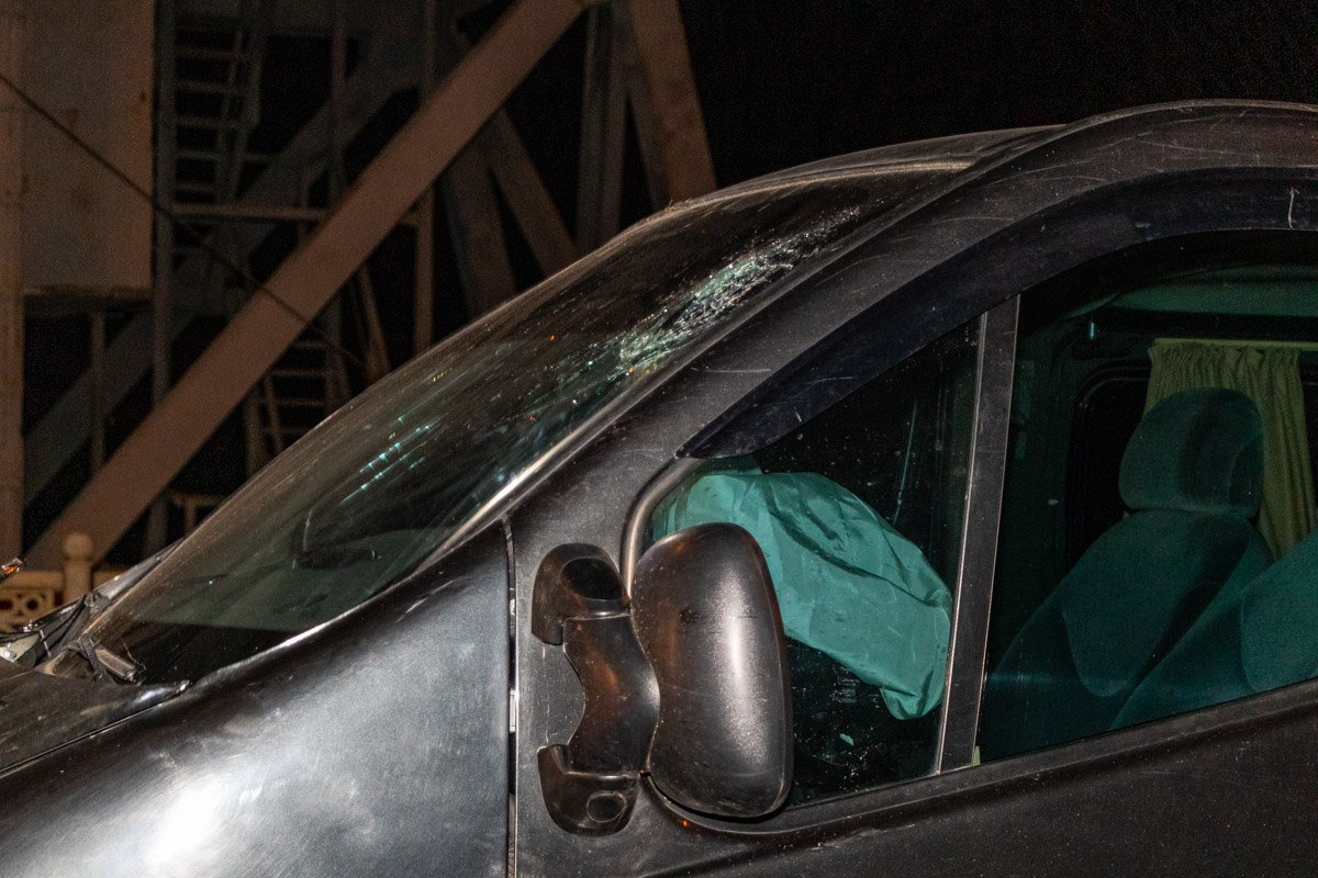 По словам сотрудника полиции, водитель микроавтобуса ехал по Старому мосту в сторону правого берега По словам сотрудника полиции, водитель микроавтобуса ехал по Старому мосту в сторону правого берега