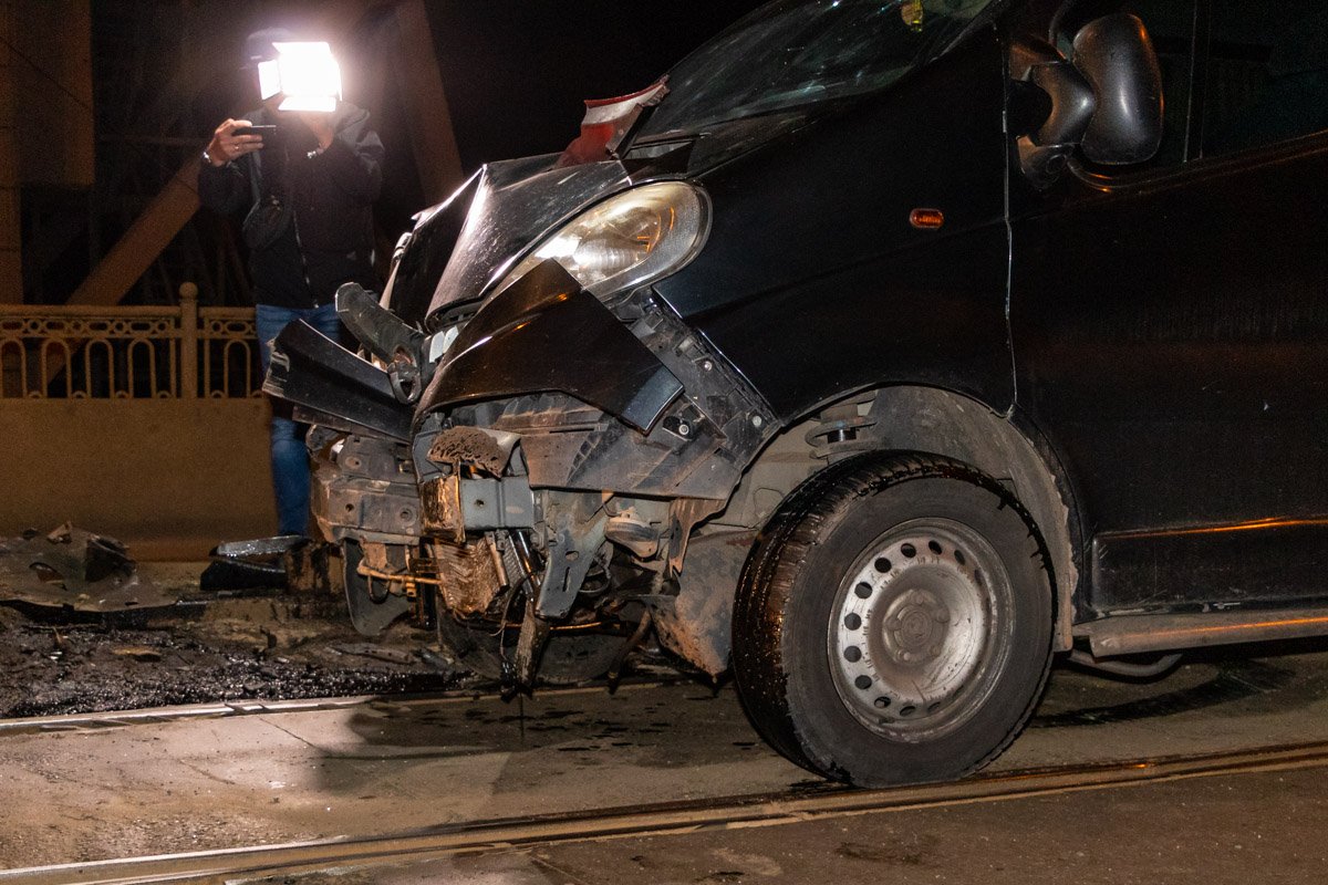 Проехав половину путепровода, он не заметил металлическую опору подъемного механизма рельс Проехав половину путепровода, он не заметил металлическую опору подъемного механизма рельс