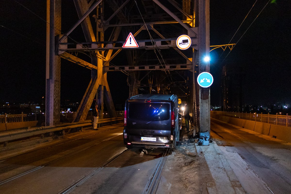 От удара у Opel разбита вся передняя часть автомобиля, сработала подушка безопасности и на дорогу вытекла жидкость От удара у Opel разбита вся передняя часть автомобиля, сработала подушка безопасности и на дорогу вытекла жидкость