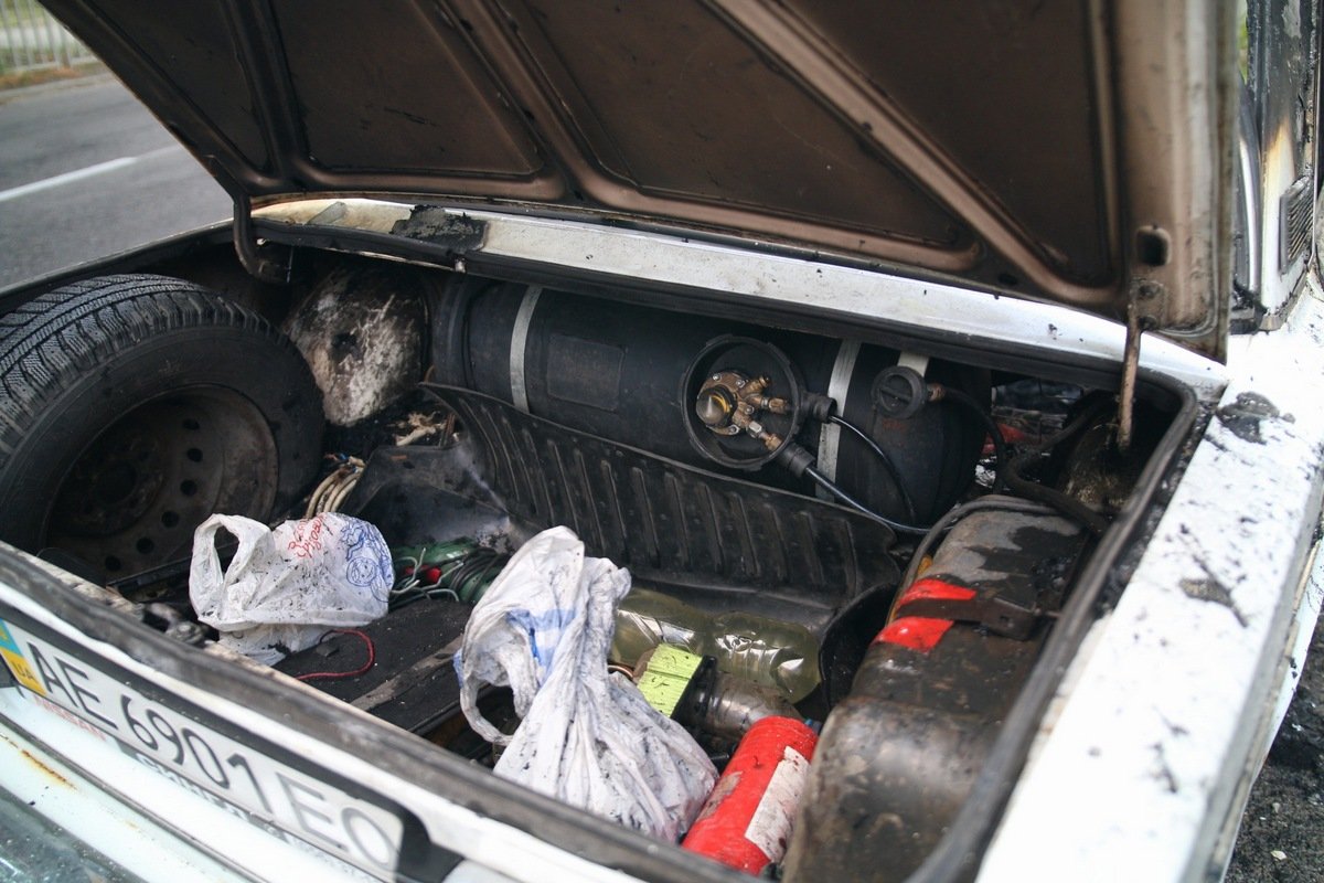 В багажнике лежал газовый баллон В багажнике лежал газовый баллон