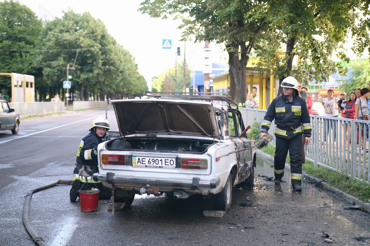 Машину потушили за пять минут Машину потушили за пять минут