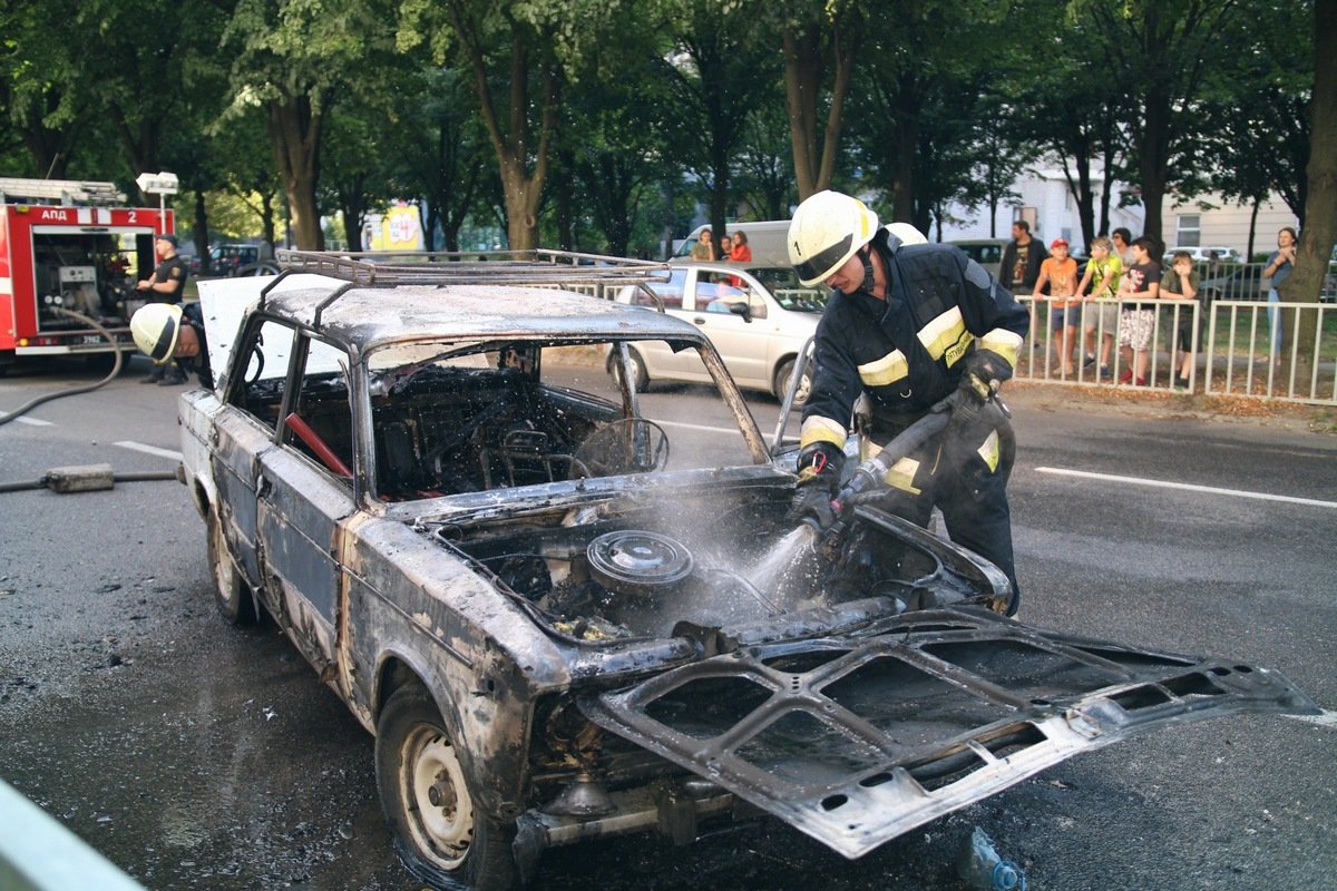 В авто вероятно произошло короткое замыкание В авто вероятно произошло короткое замыкание