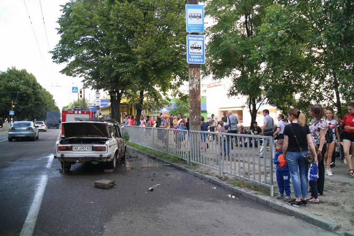 Посмотреть на горящую машину собралось много людей Посмотреть на горящую машину собралось много людей