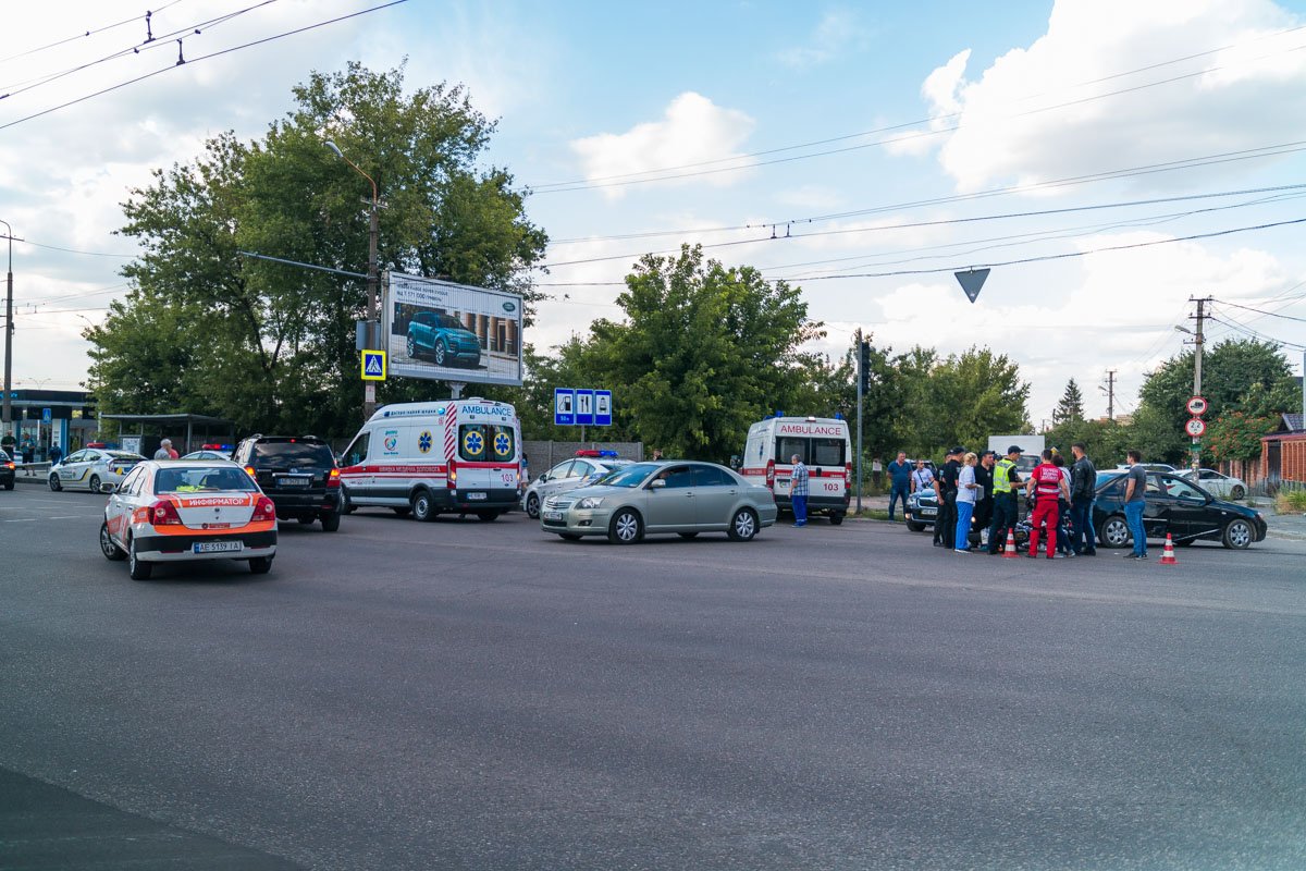 На перекрестке Запорожского шоссе и улицы Генерала Пушкина столкнулись Kia и мотоцикл