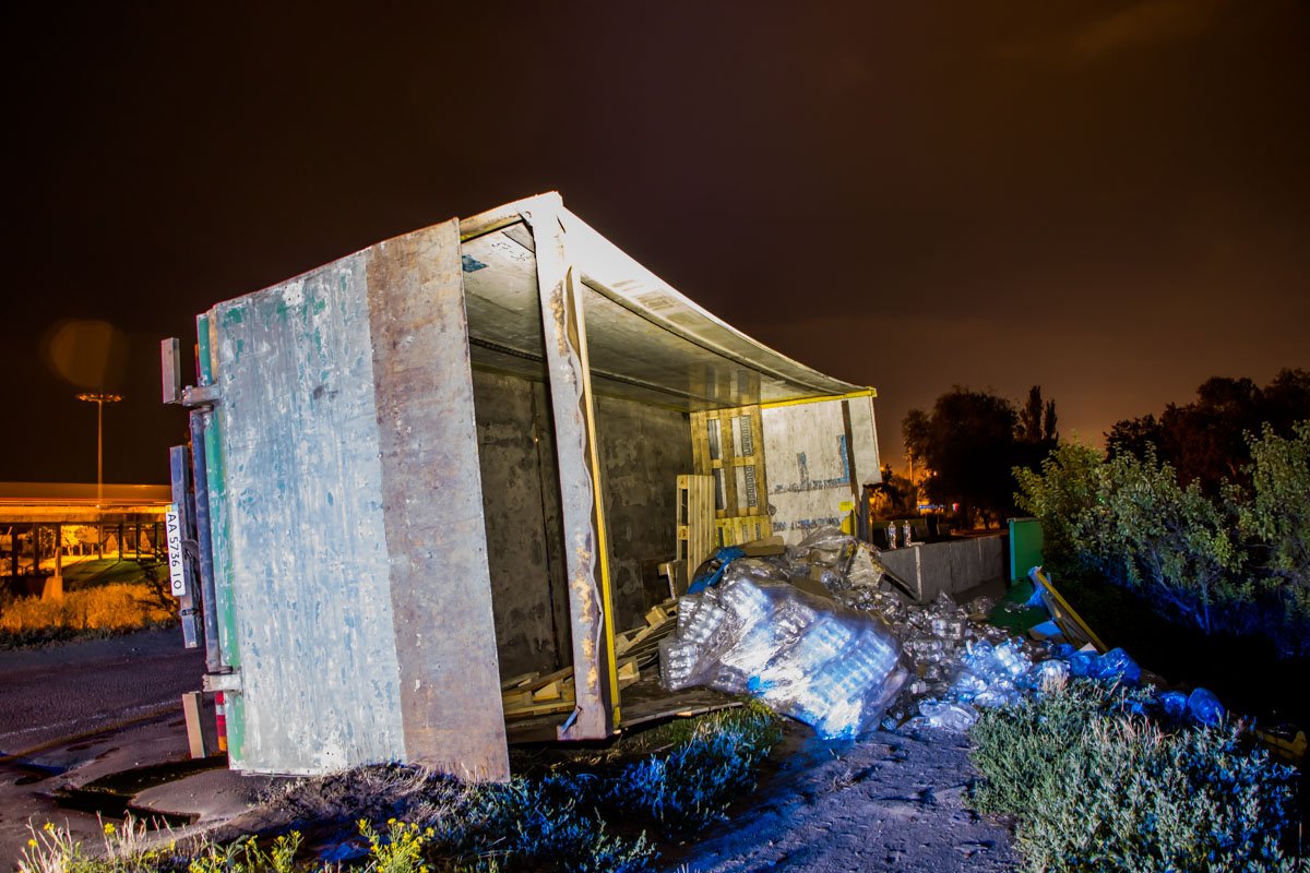 Из кузова авто высыпались десятки упаковок с питьевой водой