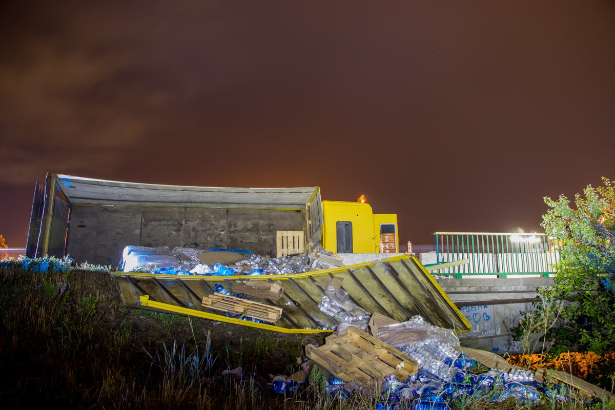 Вероятно, водитель грузового авто пытался войти в поворот, но не справился с управлением