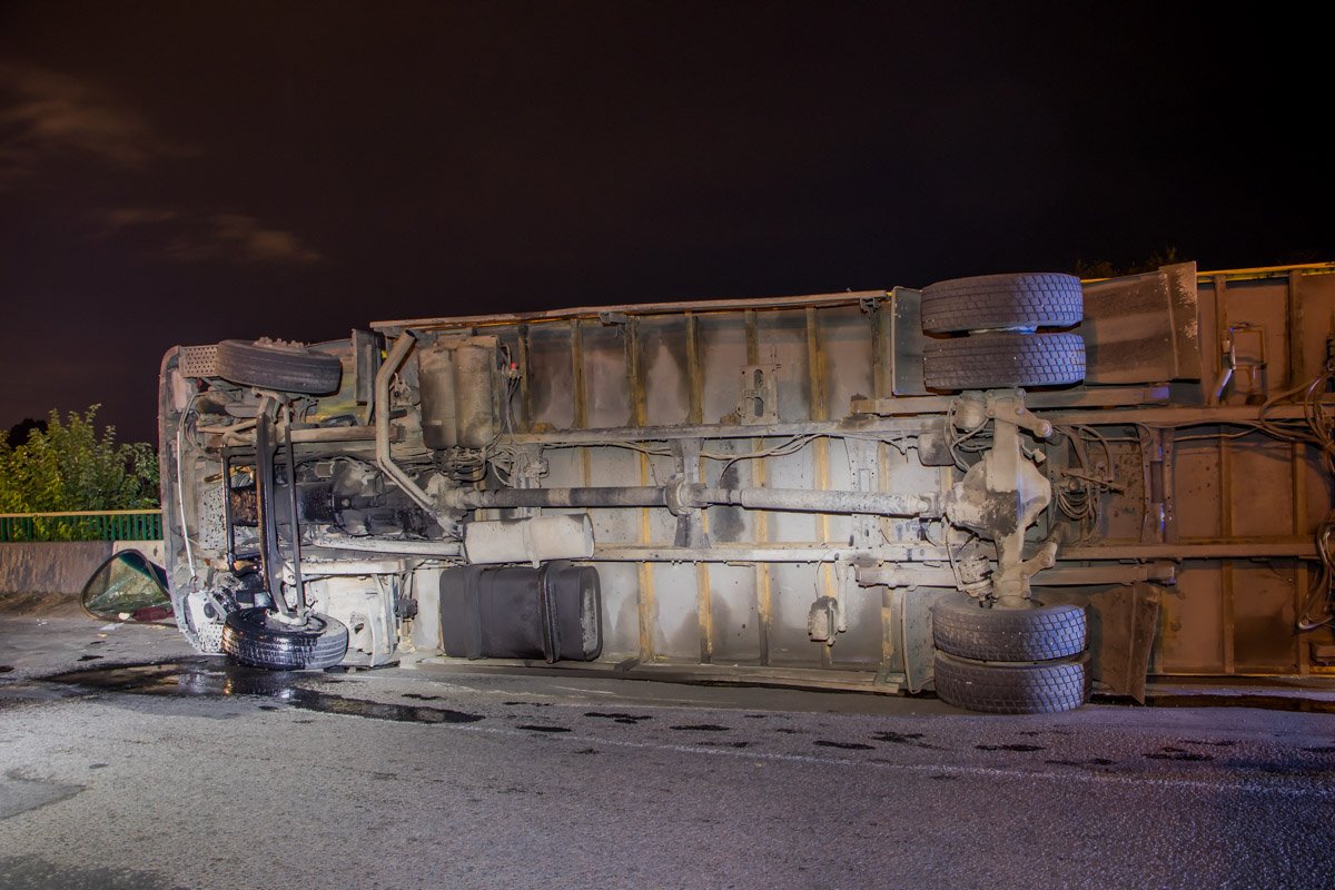 На выезде из Подгородного в сторону Днепра, перевернулся грузовик MAN