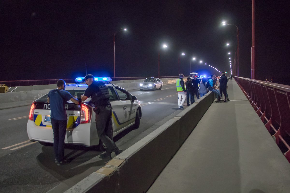 Девушку, которая хотела спрыгнуть с моста, заметил водитель такси