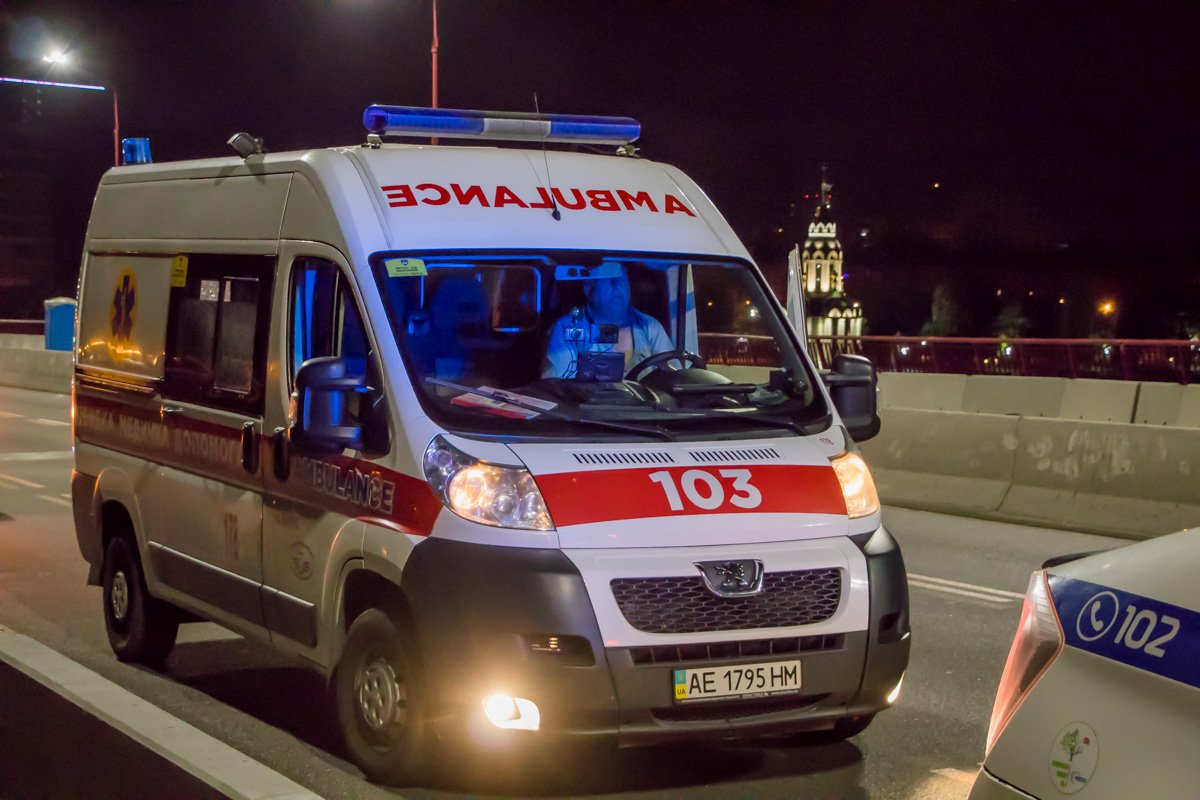 На место вызвали медиков и спасателей 