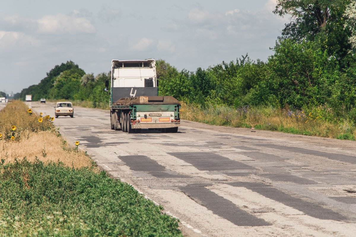 Видно, что коммунальщики пытались реанимировать покрытие  Видно, что коммунальщики пытались реанимировать покрытие
