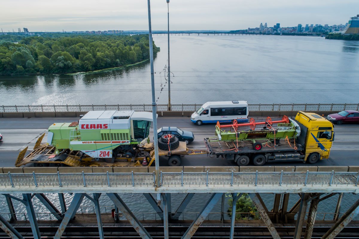 11 июля, грузовой автомобиль, который перевозил комбайн, выехал на Амурский мост и застрял
