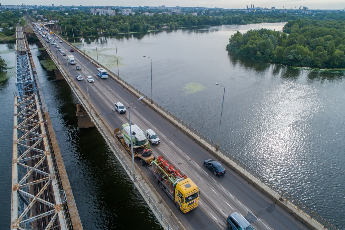 Из-за этого движение транспорта на мосту было временно заблокировано