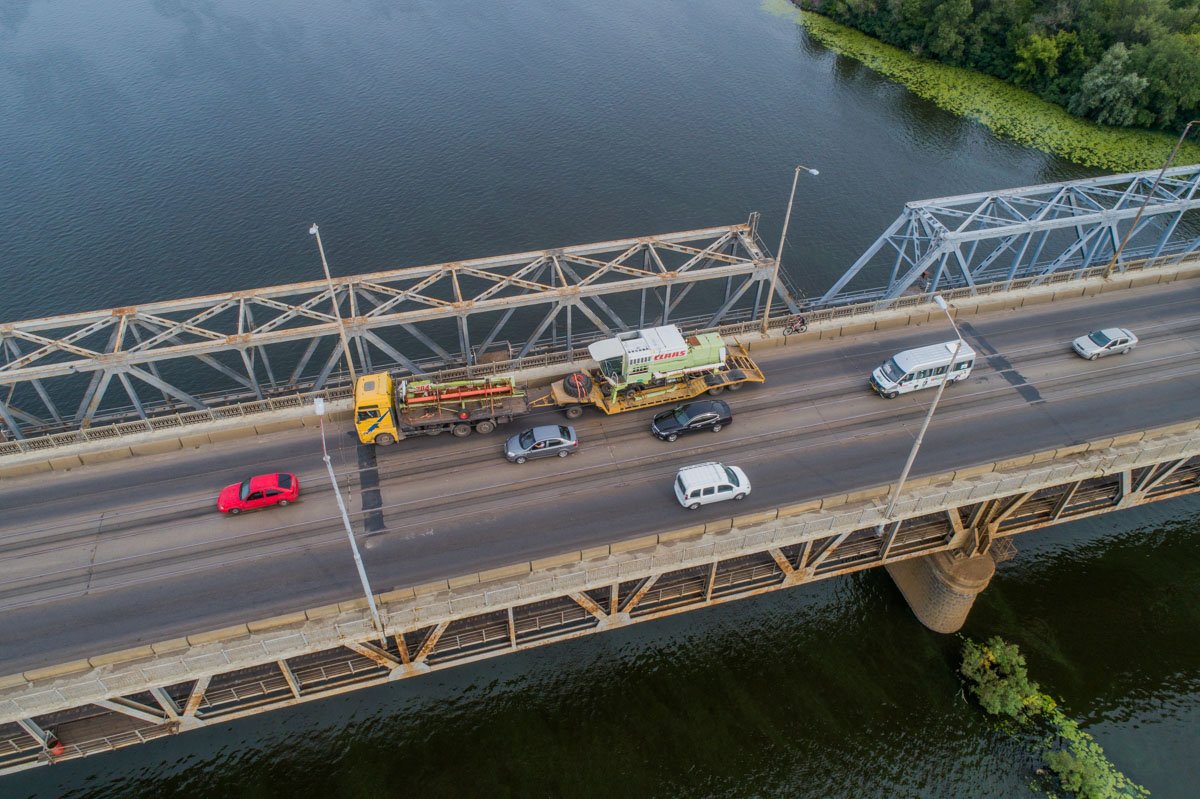 Водителю грузового авто пришлось сдавать назад вплоть до левого берега