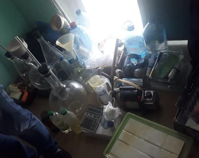 В Днепре местные жители изготавливали и продавали наркотики