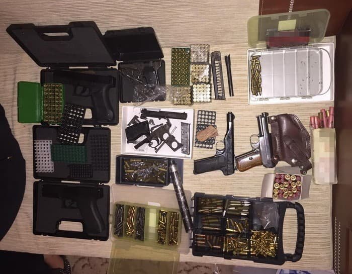 Помимо наркотиков, у задержанных нашли и арсенал оружия