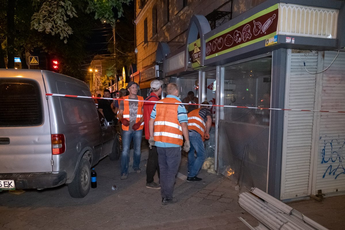 На пересечении проспекта Яворницкого и улицы Воскресенской коммунальщики начали демонтировать киоски