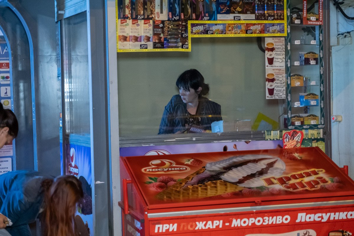 Когда работы начались, к киоскам приехали владельцы, которые впопыхах собирали ценные вещи