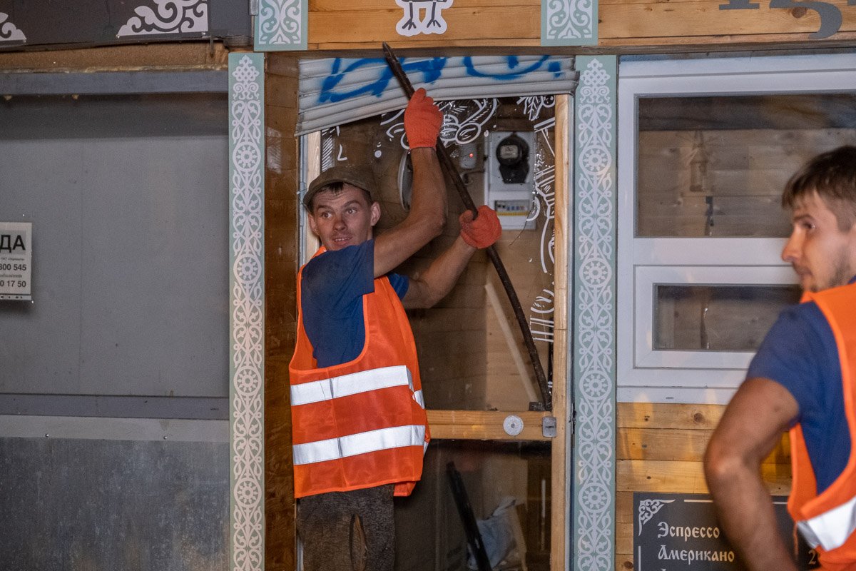 Демонтаж начался приблизительно в 21:30