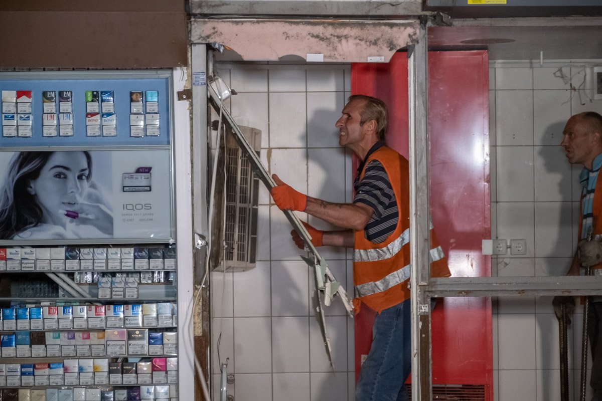 С лотками никто не церемонился 