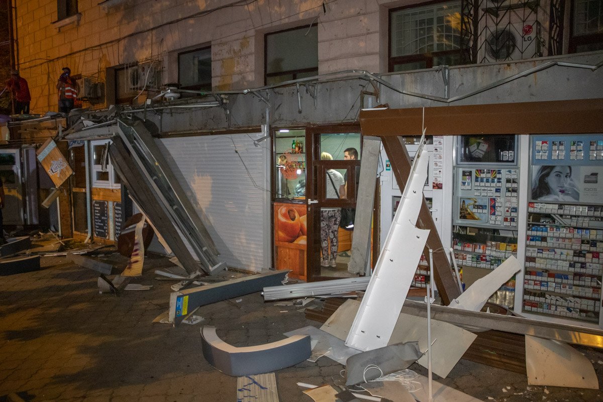 Пешеходная часть усыпана обломками 