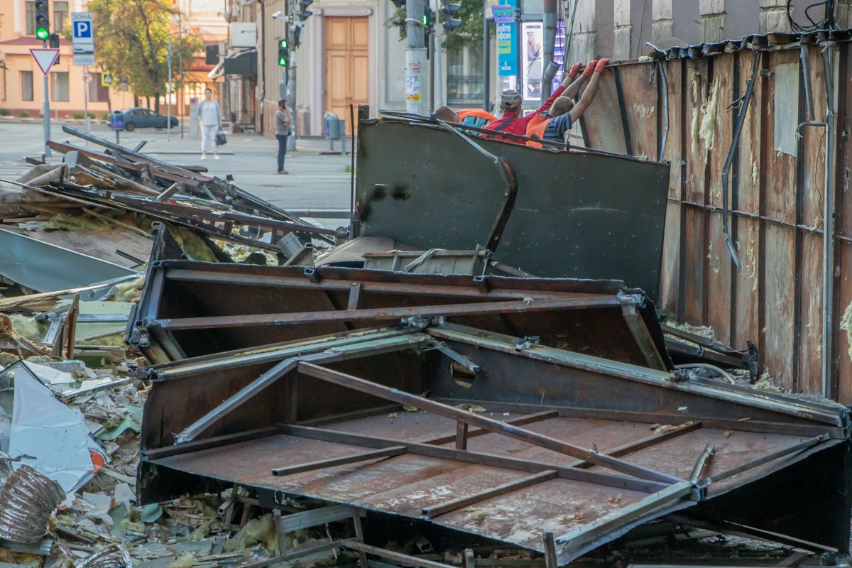 Здесь продавали еду, кофе и сигареты Здесь продавали еду, кофе и сигареты