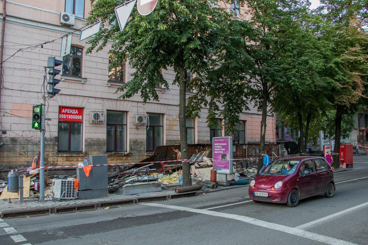 Сейчас по тротуару не пройдешь Сейчас по тротуару не пройдешь