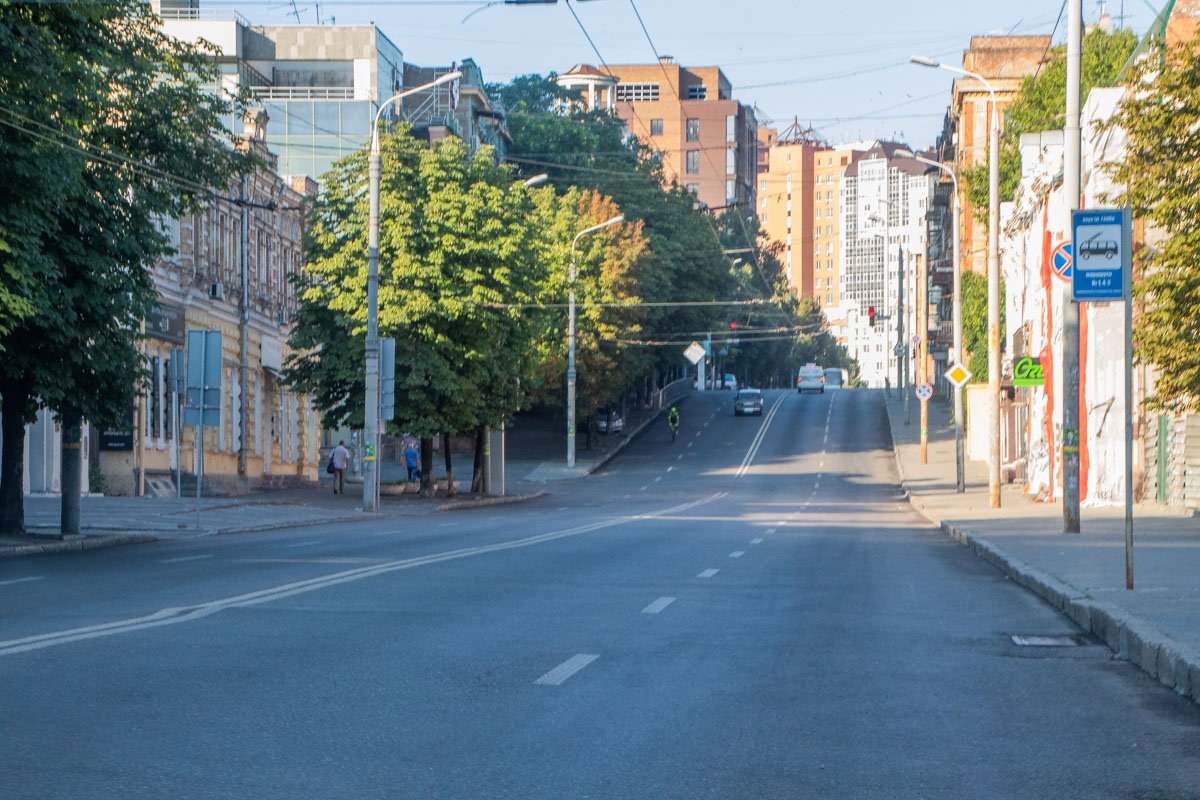 Ночью коммунальщики мыли дороги тщательнее обычного