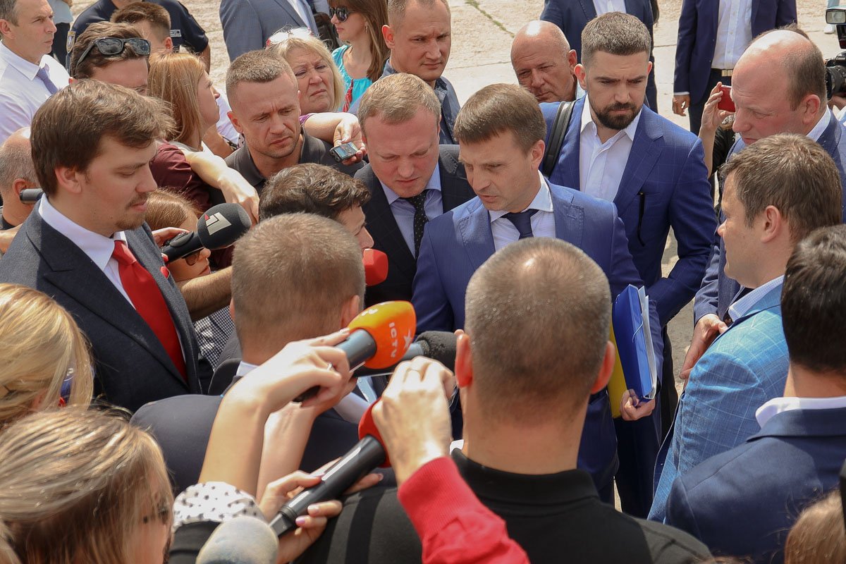 Президента сразу окружили