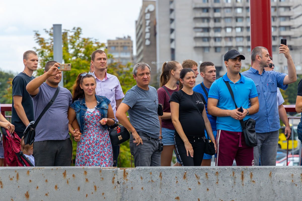 Все снимали на телефоны