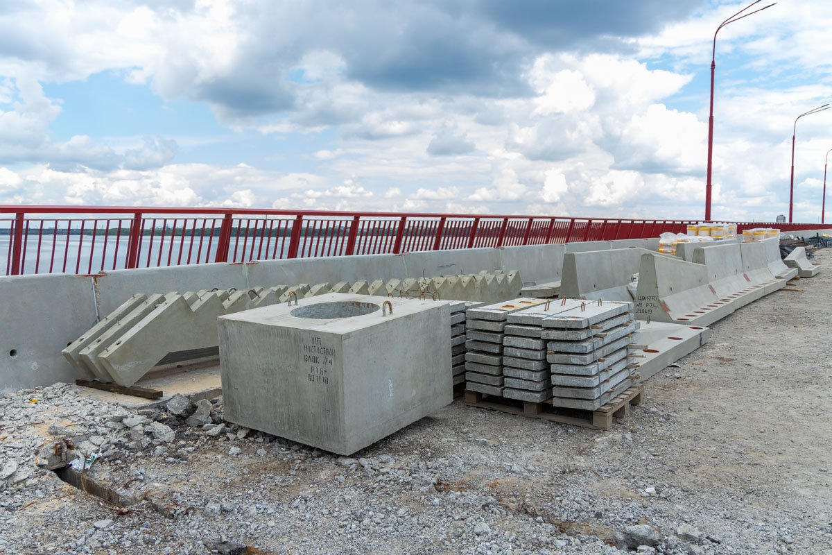 Где-то вдалеке кипит работа