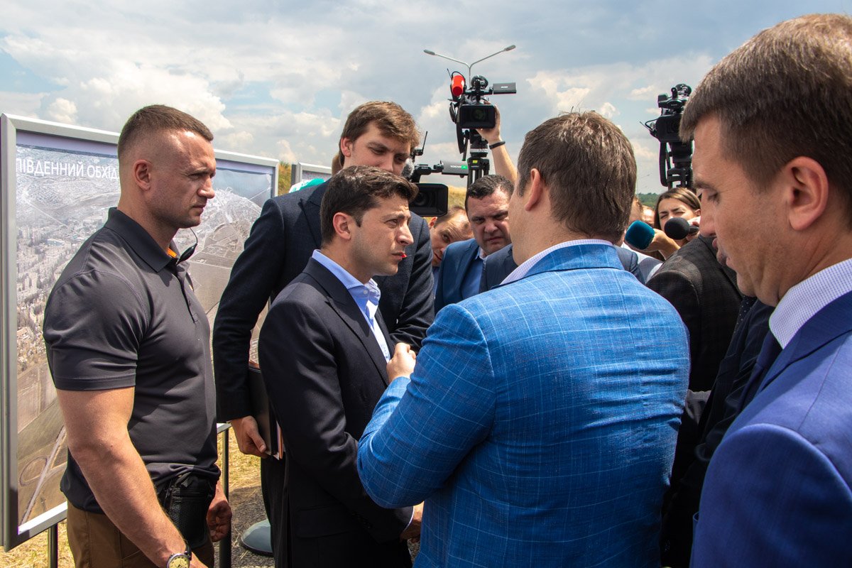 Также Президента озаботило состояние дорог на Никополь и Кривой Рог