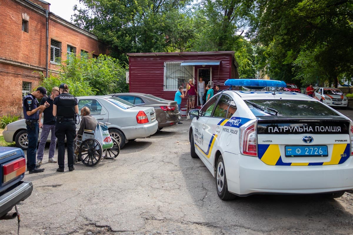 Мужчину обнаружила сотрудница магазина, она же и вызвала соответствующие службы Мужчину обнаружила сотрудница магазина, она же и вызвала соответствующие службы