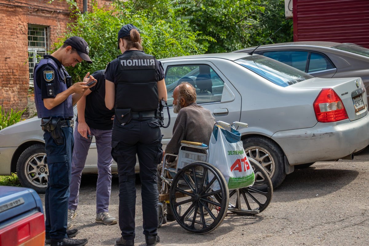 По словам местных жителей, мужчину к магазину прикатил неизвестный, который затем бросил его и убежал По словам местных жителей, мужчину к магазину прикатил неизвестный, который затем бросил его и убежал