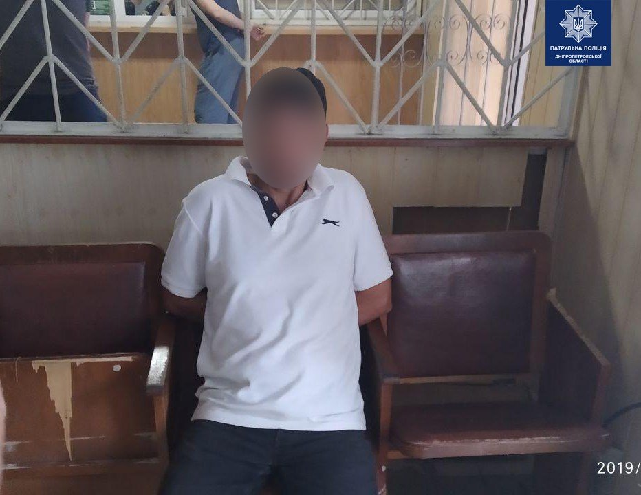 В Днепре мужчина выкинул свою собаку из окна В Днепре мужчина выкинул свою собаку из окна