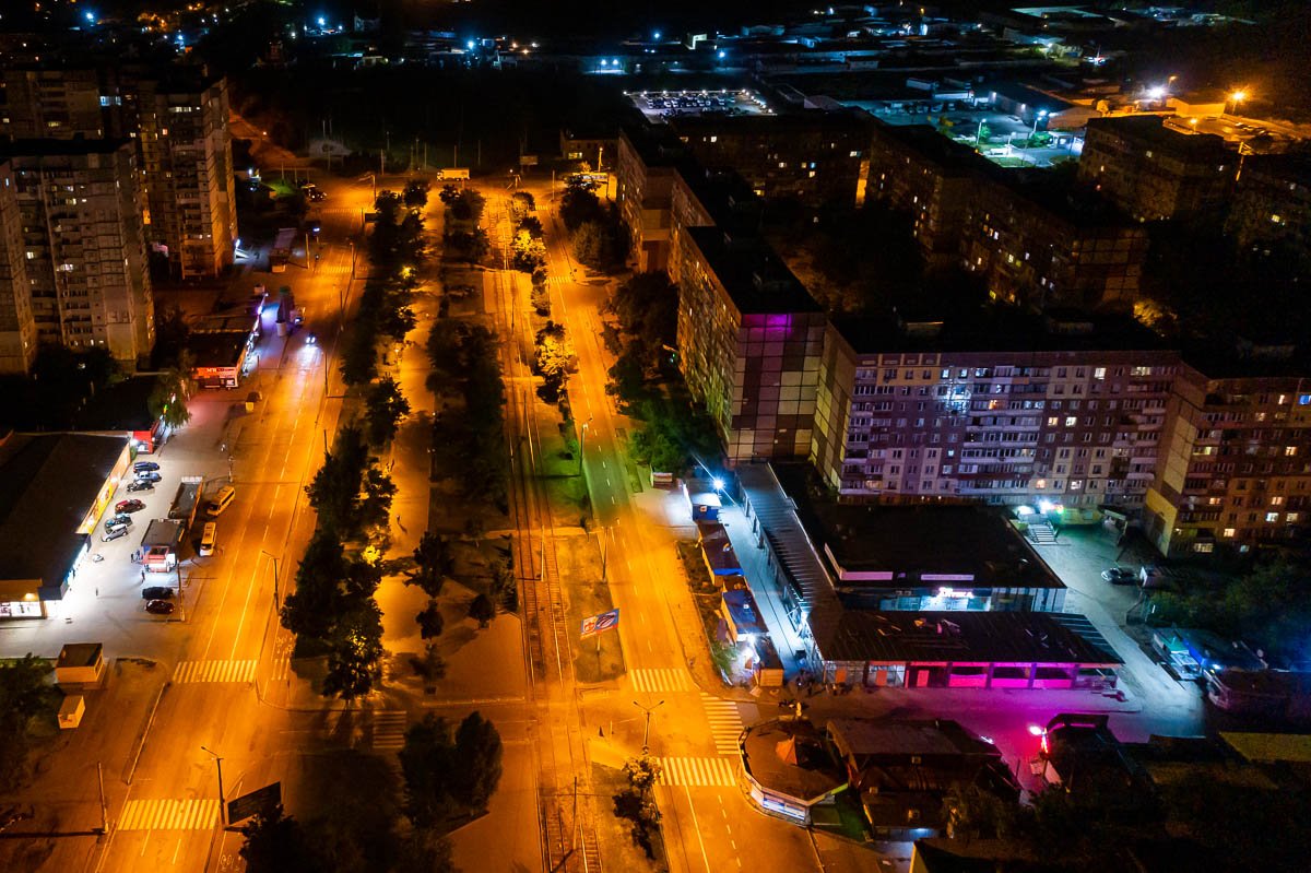 Только магазины собирают людей