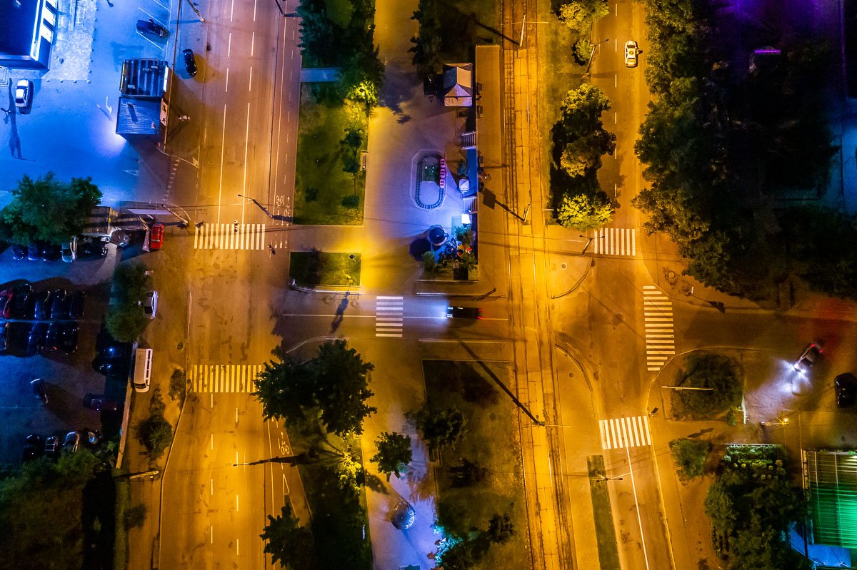 Передвигаются перебежками