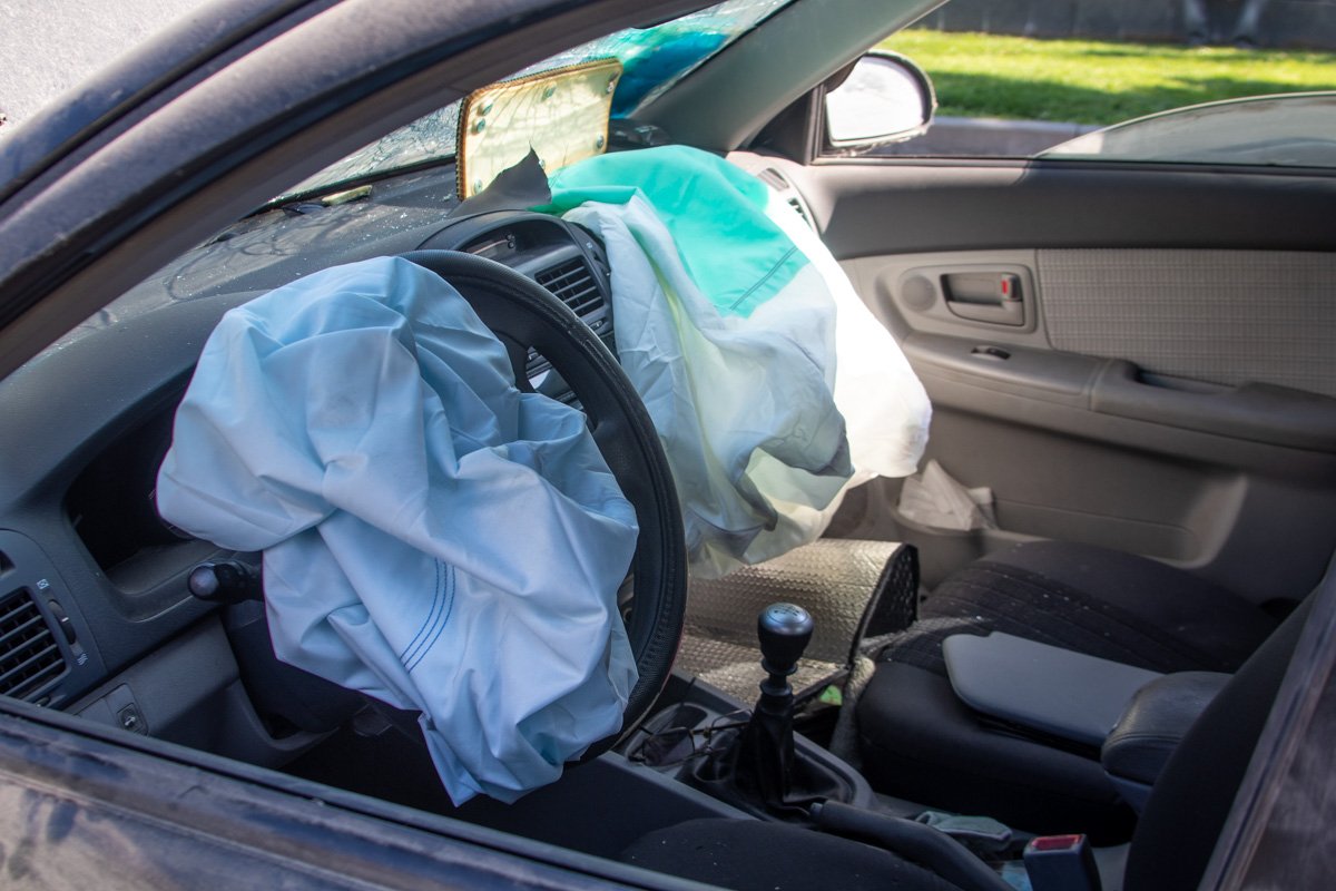 В Днепре на Сичеславской Набережной Kia снес светофор