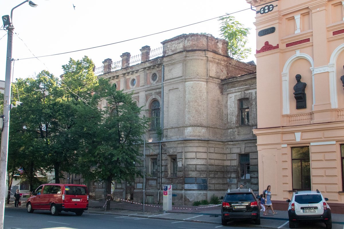 Здание находится на Воскресенской