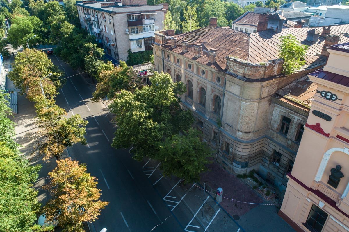 Оно пребывает в аварийном состоянии