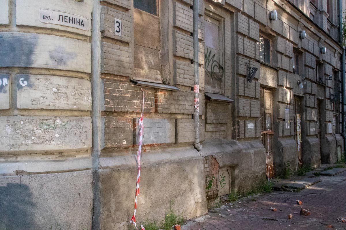 Здание оградили