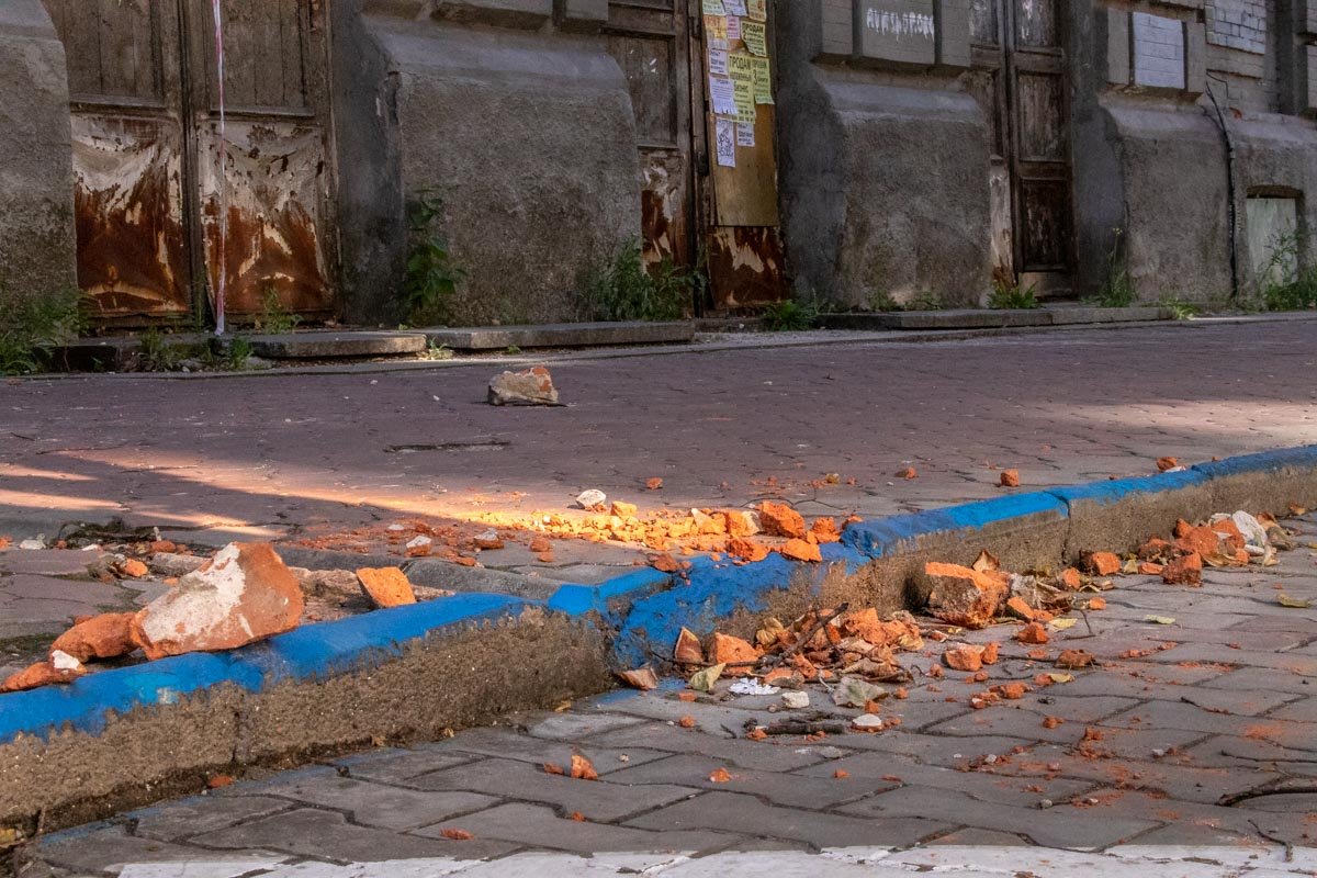 Фасад разрушается