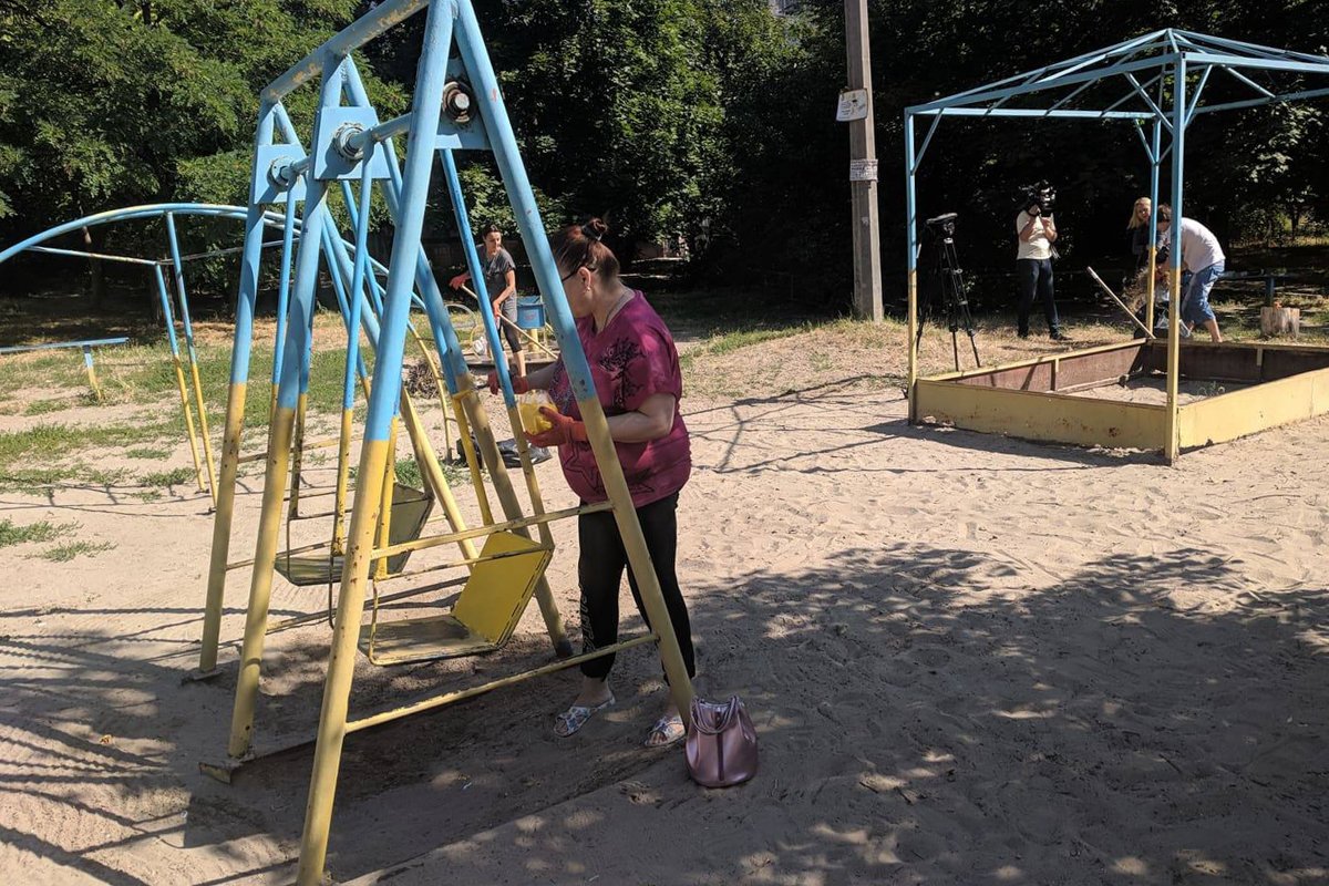 На этой площадке давно не слышен детский смех На этой площадке давно не слышен детский смех