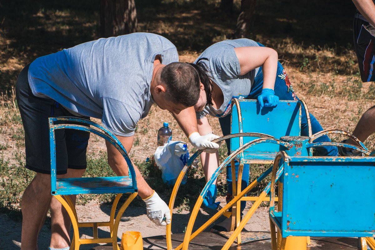 Люди объединились, чтобы восстановить площадку Люди объединились, чтобы восстановить площадку