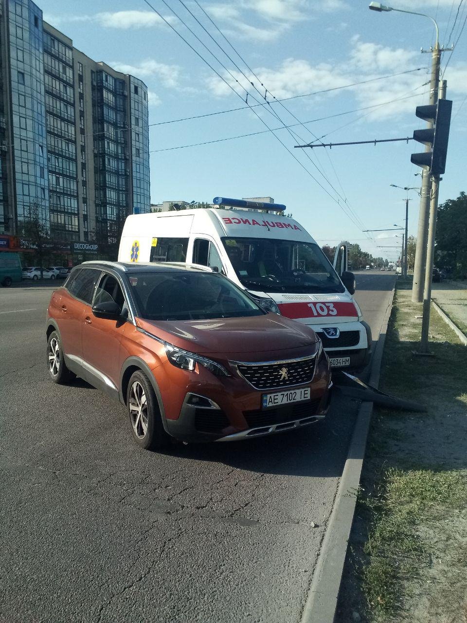 В Днепре Peugeot влетел в скорую с 6-месячным ребенком В Днепре Peugeot влетел в скорую с 6-месячным ребенком