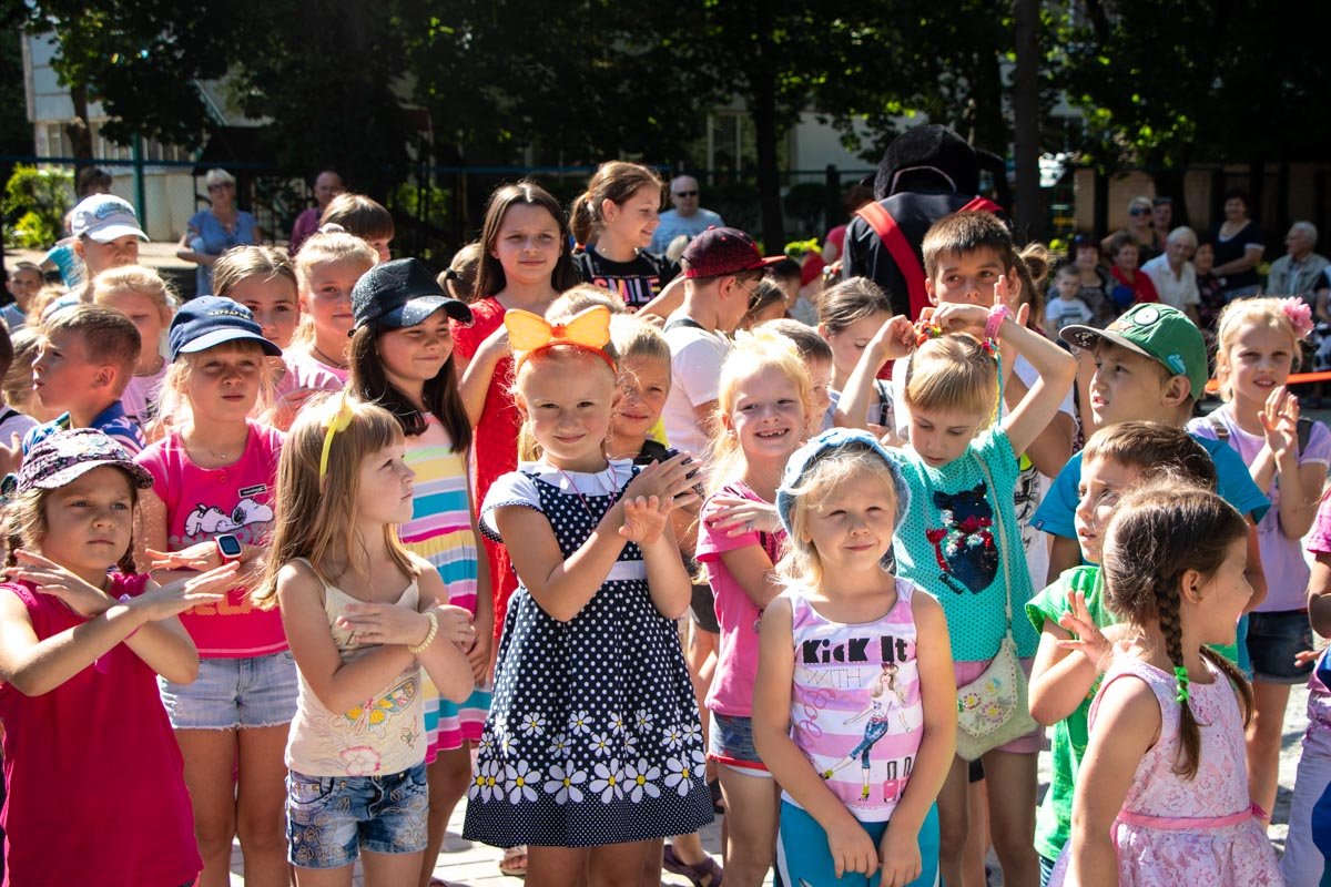 Детей развлекали аниматоры Детей развлекали аниматоры