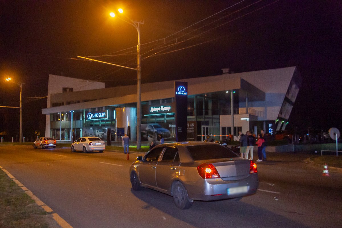 Возле автосалона Возле автосалона