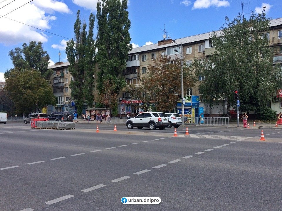 На проспекте Слобожанском реконструируют светофорный комплекс 