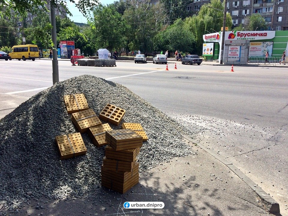 При реконструкции светофорных объектов здесь также положат тактильную плитку