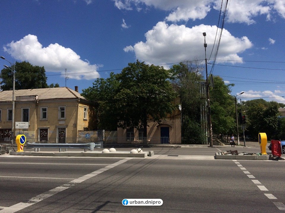 Здесь также заменят старые опоры и установят новые секции светофоров